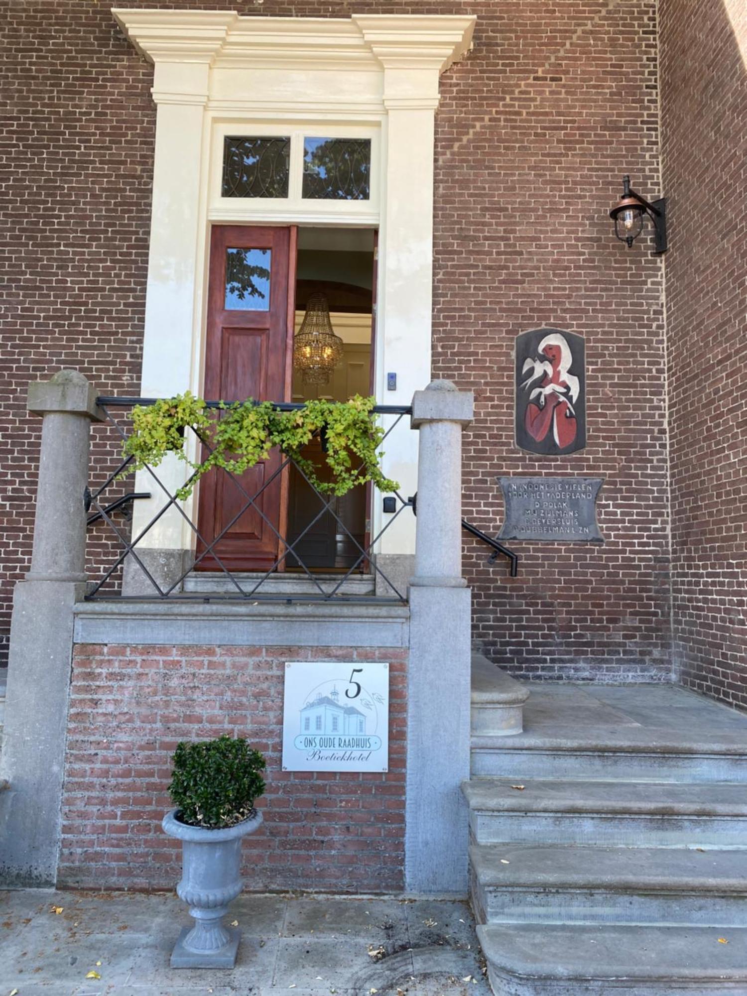 Boetiekhotel Ons Oude Raadhuis Hooge Zwaluwe Экстерьер фото